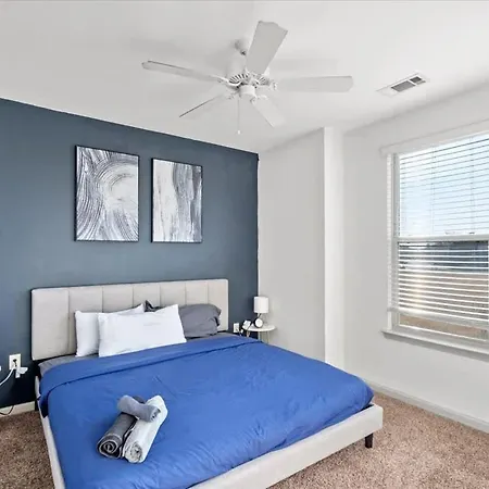 Upscale 2br King Mins To Uptown Apartment