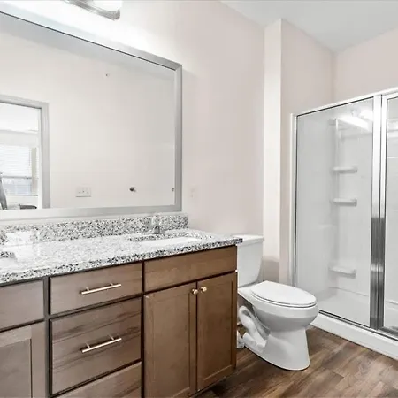 Upscale 2br King Mins To Uptown
