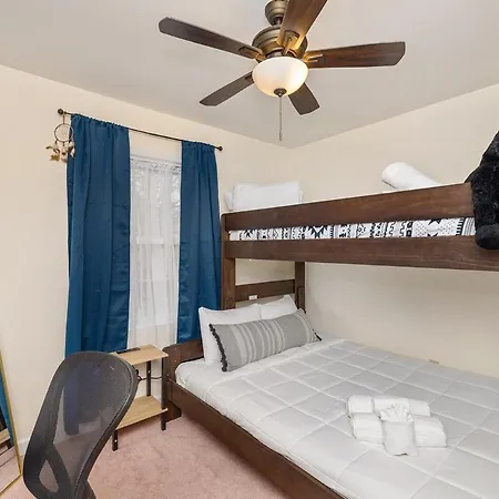 New! Special Intro Rate! Walkable, Fenced-in Yard Holiday home