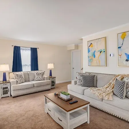 New! Special Intro Rate! Walkable, Fenced-in Yard Holiday home