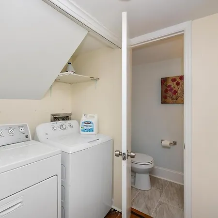 Holiday home New! Special Intro Rate! Walkable, Fenced-in Yard