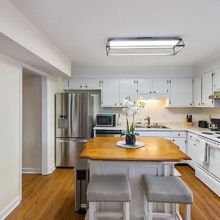 New! Special Intro Rate! Walkable, Fenced-in Yard Holiday home Charlotte