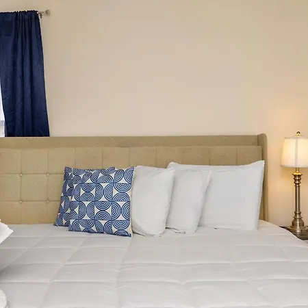 New! Special Intro Rate! Walkable, Fenced-in Yard Holiday home