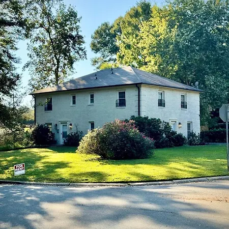 New! Special Intro Rate! Walkable, Fenced-in Yard Holiday home Charlotte
