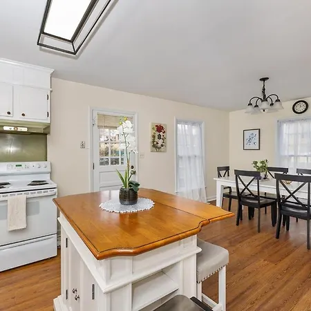 Holiday home New! Special Intro Rate! Walkable, Fenced-in Yard Charlotte