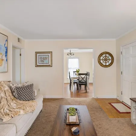 New! Special Intro Rate! Walkable, Fenced-in Yard Holiday home *