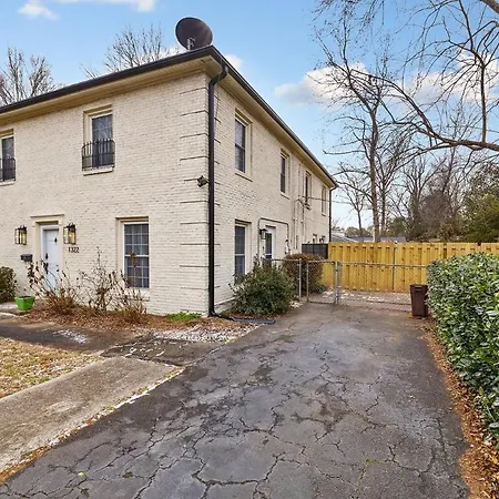 Holiday home New! Special Intro Rate! Walkable, Fenced-in Yard Charlotte