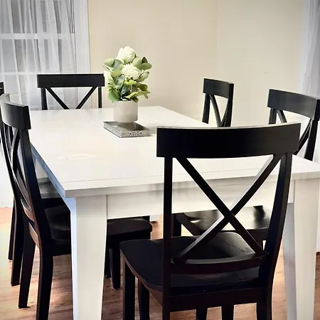 New! Special Intro Rate! Walkable, Fenced-in Yard Holiday home