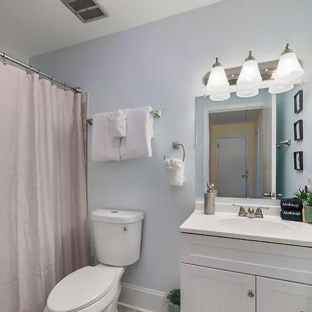 Holiday home New! Special Intro Rate! Walkable, Fenced-in Yard