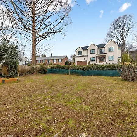 New! Special Intro Rate! Walkable, Fenced-in Yard Holiday home *