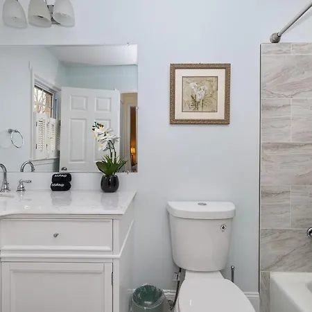 Holiday home New! Special Intro Rate! Walkable, Fenced-in Yard *