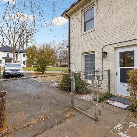 New! Special Intro Rate! Walkable, Fenced-in Yard Holiday home *