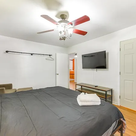 4 Mi To Downtown Charlotte Home With Yard Holiday home Charlotte