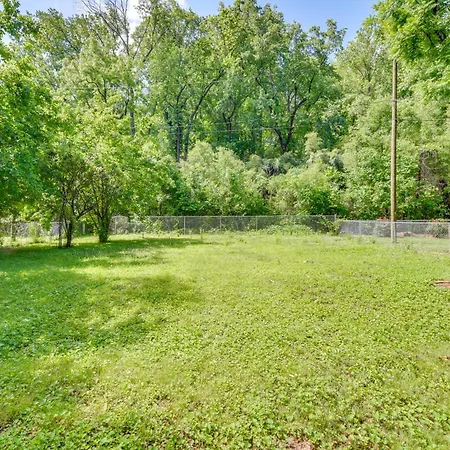 4 Mi To Downtown Charlotte Home With Yard Holiday home