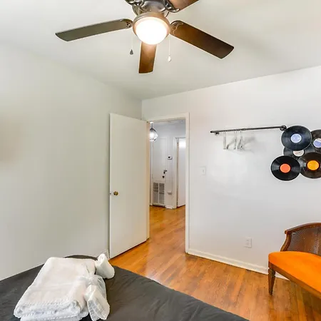 Holiday home 4 Mi To Downtown Charlotte Home With Yard