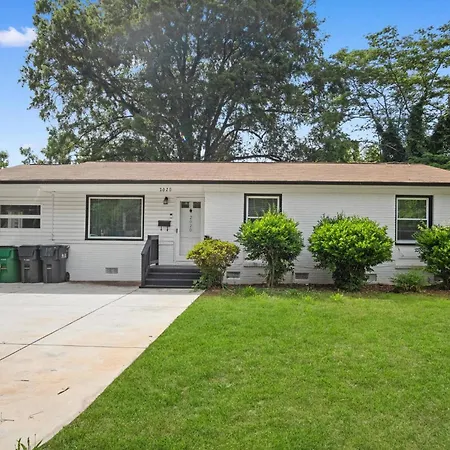 Holiday home Backyard, Game Room, 15 Min To Downtown & Unc *