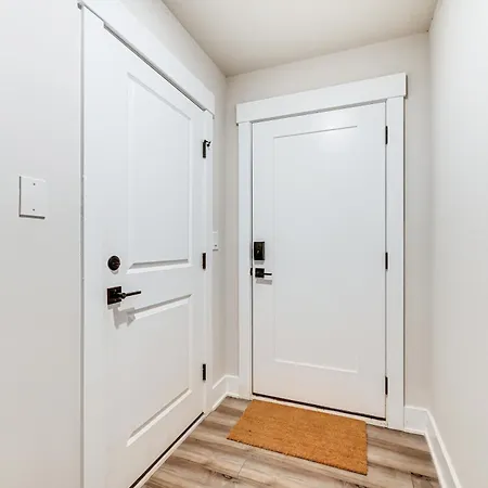 Holiday home 2 Mi To Uptown Charlotte: Townhome W/ Balconies!