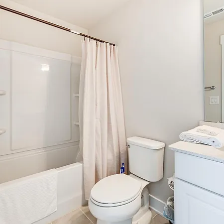 2 Mi To Uptown Charlotte: Townhome W/ Balconies! *