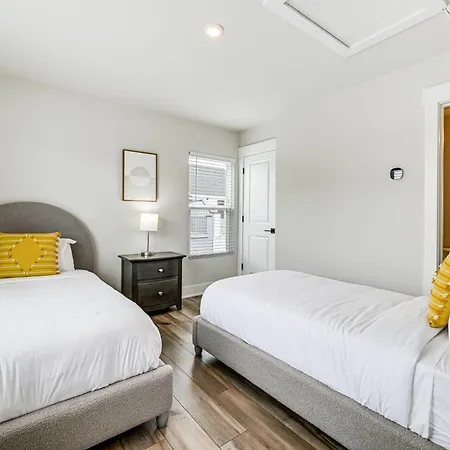 2 Mi To Uptown Charlotte: Townhome W/ Balconies!