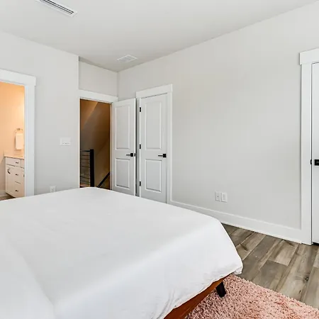 Holiday home 2 Mi To Uptown Charlotte: Townhome W/ Balconies!