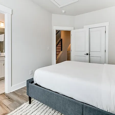2 Mi To Uptown Charlotte: Townhome W/ Balconies! Holiday home *