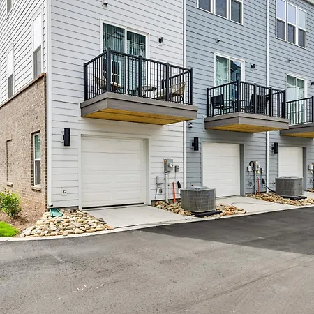 Holiday home 2 Mi To Uptown Charlotte: Townhome W/ Balconies! Charlotte
