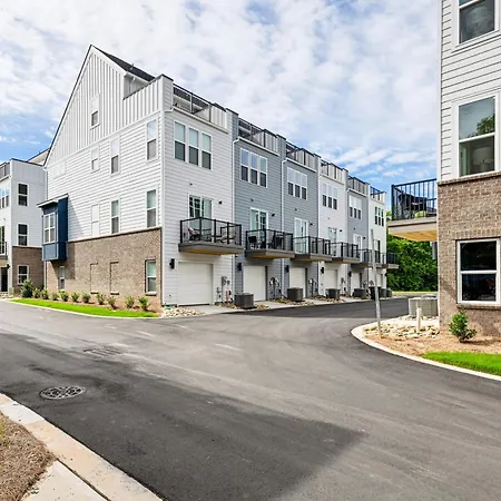 2 Mi To Uptown Charlotte: Townhome W/ Balconies! *