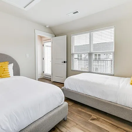 2 Mi To Uptown Charlotte: Townhome W/ Balconies! Holiday home *