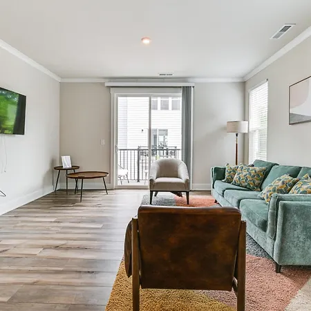 Holiday home 2 Mi To Uptown Charlotte: Townhome W/ Balconies! *