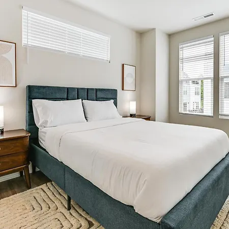 2 Mi To Uptown Charlotte: Townhome W/ Balconies! Holiday home Charlotte