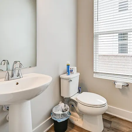 Holiday home 2 Mi To Uptown Charlotte: Townhome W/ Balconies! Charlotte