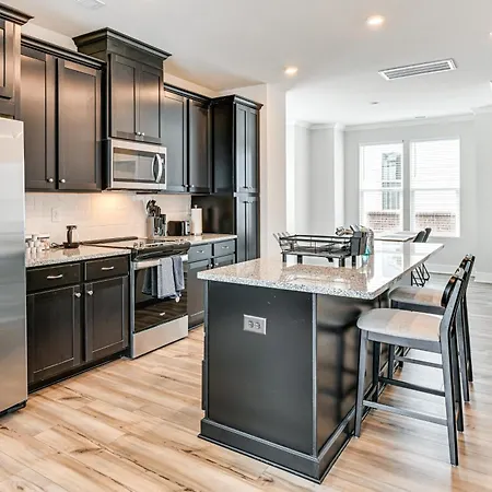 2 Mi To Uptown Charlotte: Townhome W/ Balconies! *