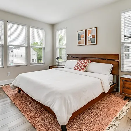 2 Mi To Uptown Charlotte: Townhome W/ Balconies! Holiday home Charlotte