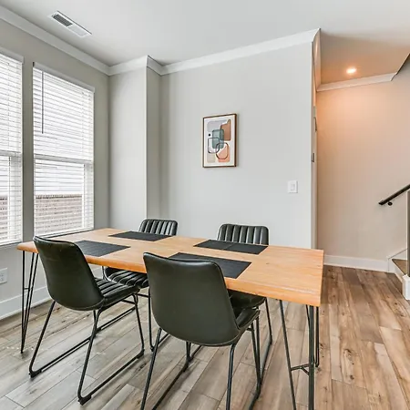 Holiday home 2 Mi To Uptown Charlotte: Townhome W/ Balconies! Charlotte