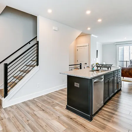 2 Mi To Uptown Charlotte: Townhome W/ Balconies! Holiday home