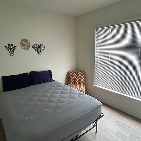 1br With Queen Bed And Recliner Couch Free Parking Apartment