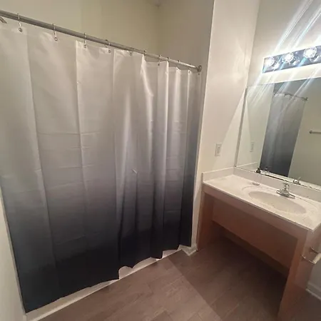 1br With Queen Bed And Recliner Couch Free Parking Charlotte