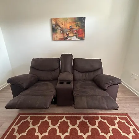 1br With Queen Bed And Recliner Couch Free Parking Apartment