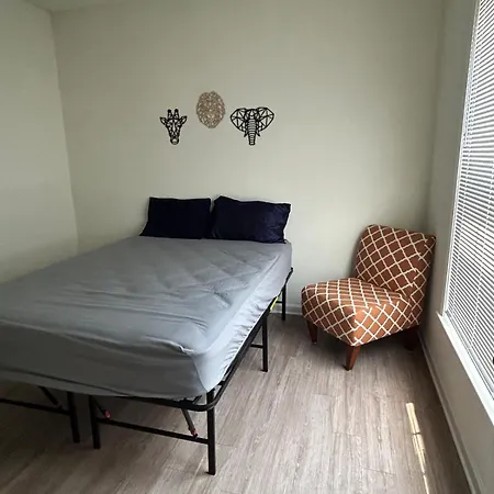 1br With Queen Bed And Recliner Couch Free Parking Apartment