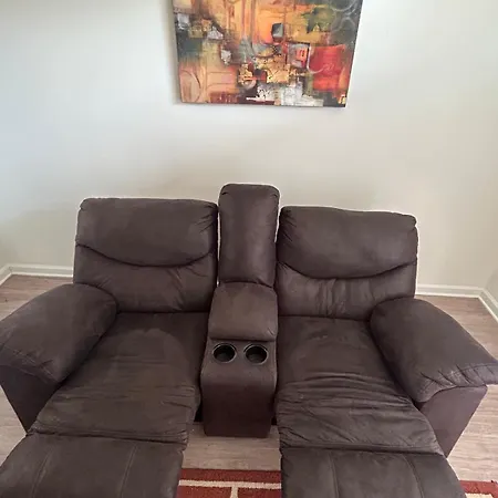1br With Queen Bed And Recliner Couch Free Parking Charlotte