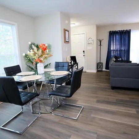 Modern Two Br Townhome, Workspace, Free Parking And Wi-fi *