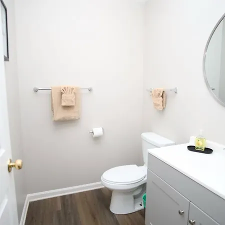 Modern Two Br Townhome, Workspace, Free Parking And Wi-fi Raleigh