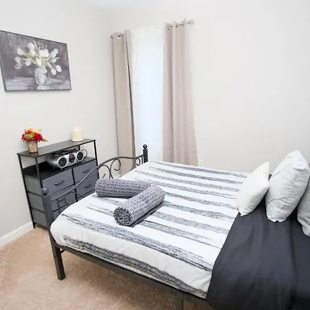 Apartment Modern Two Br Townhome, Workspace, Free Parking And Wi-fi