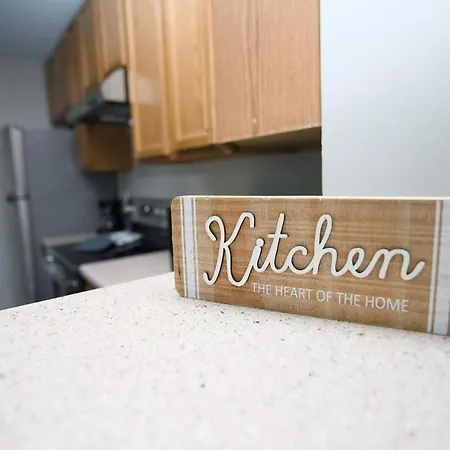 Apartment Modern Two Br Townhome, Workspace, Free Parking And Wi-fi *