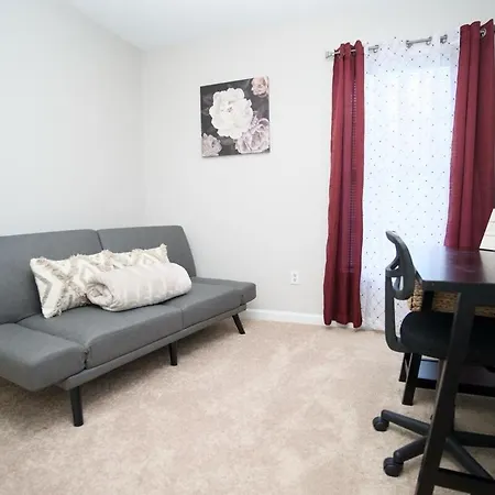 Modern Two Br Townhome, Workspace, Free Parking And Wi-fi Apartment