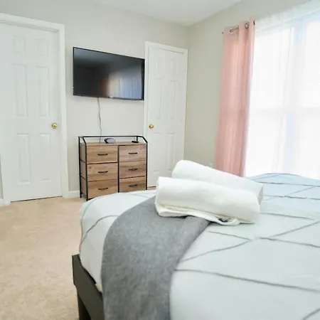 Modern Two Br Townhome, Workspace, Free Parking And Wi-fi *