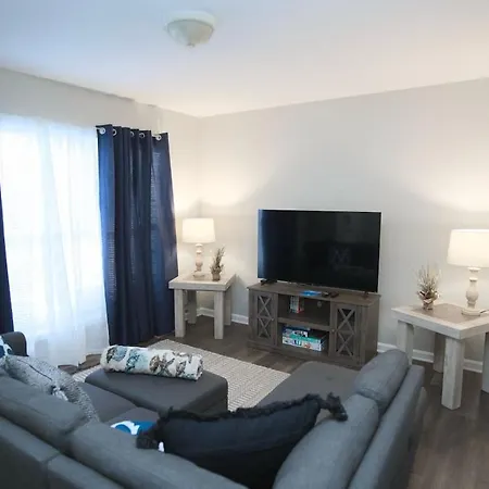 Apartment Modern Two Br Townhome, Workspace, Free Parking And Wi-fi