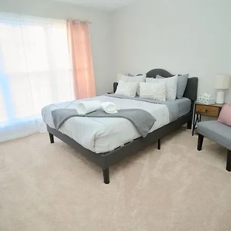 Modern Two Br Townhome, Workspace, Free Parking And Wi-fi Apartment *