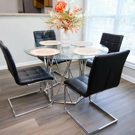 Apartment Modern Two Br Townhome, Workspace, Free Parking And Wi-fi *
