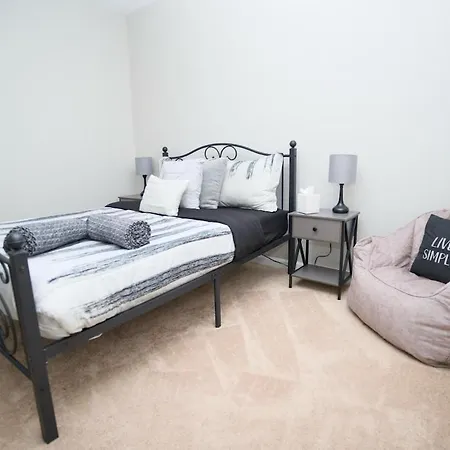 Modern Two Br Townhome, Workspace, Free Parking And Wi-fi Apartment Raleigh